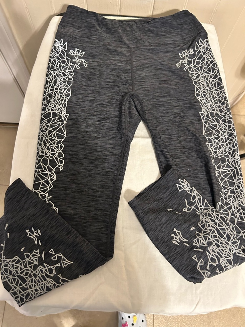 R 8 Activewear Mandala/Geometric Reflective Graphic 7/8 Leggings/Size Medium